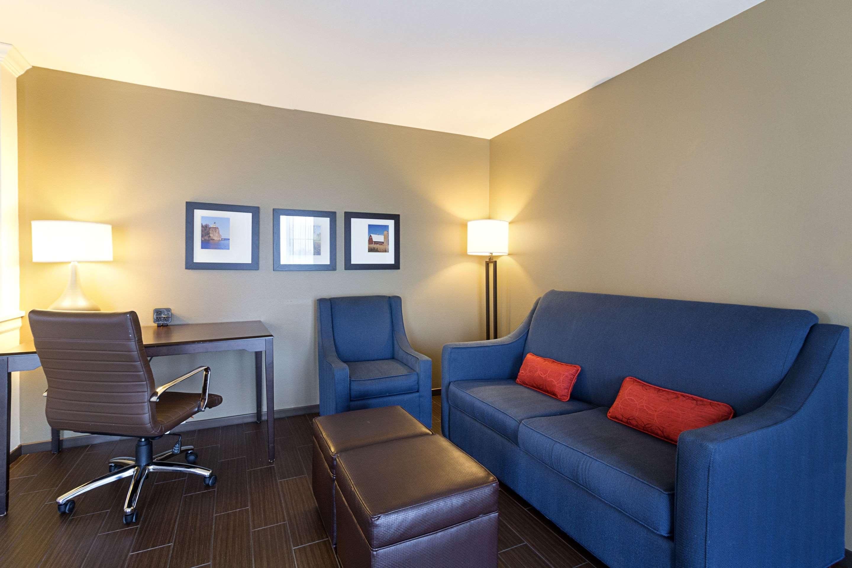Comfort Suites & Conference Center Worthington Exterior photo